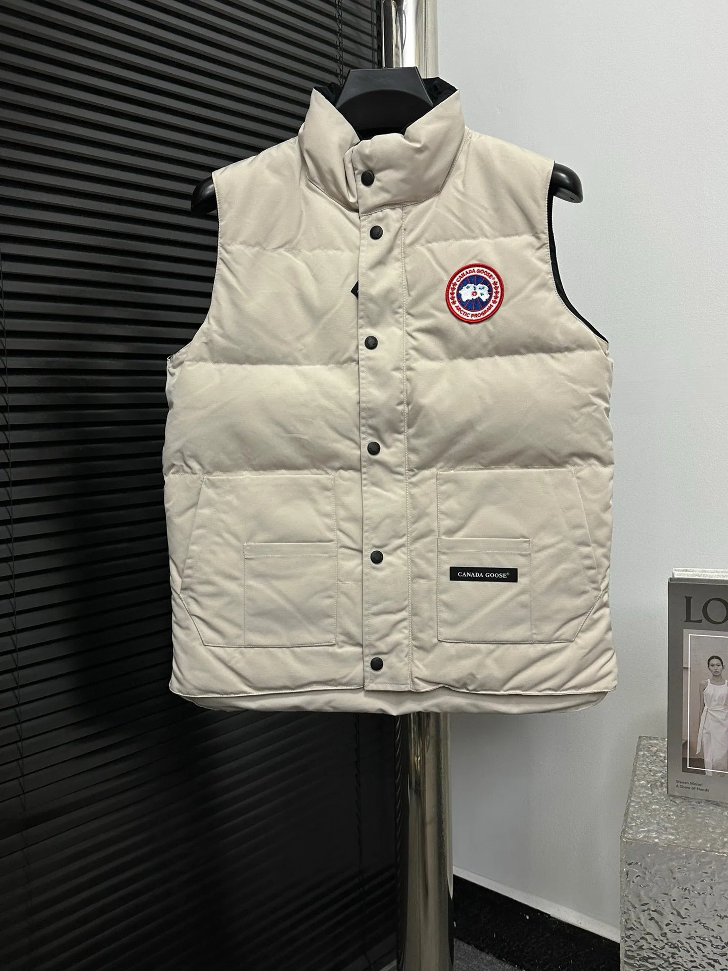 P360 [Canada Goose] Canada Goose #Freestyle Crew 4154M Men’s and Women’s Vest Down# ➖ Imported Behringer embroidery machine with customized 10,000-needle embroidery logo! ➖ Imported 21-count polyester-cotton blended original fabric, using Feather-Light 10D waterproof coating fabric, made of 84.5% polyester fiber and 15.5% cotton, 100% the best feel in the entire network! ➖ The genuine official website uses the national standard 80 white duck down, and will never be misled by false claims such as 90 down or goose down! ➖ 100% nylon nylon lining with double double-layer sealing design to prevent velvet from running away. Top-grade polar fleece is used in the collar and pockets to keep warm and comfortable! ➖ Yoshida YKK provides original custom-made electroplated sliders. YKK two-way lockable zippers are tight and smooth and will not peel off paint! ➖ 3M composite original Velcro is durable, and all accessories and hardware are disassembled and customized! ⛔No slander, no exaggeration, no need for too much copywriting, because it is focused, it is professional!  SIZE: XS S M L XL XXL
